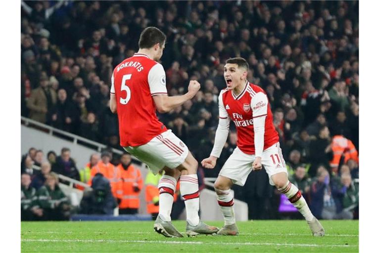 Arsenals Sokratis (l) feiert seinen Treffer mit Lucas Torreira. Foto: Matt Dunham/AP/dpa