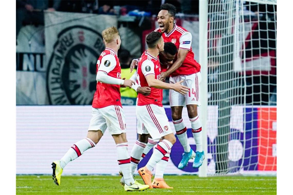 Arsenals Torschütze Joe Willock (2.v.r.) jubelt mit Mannschaftskollegen über das Tor zum 0:1. Foto: Uwe Anspach