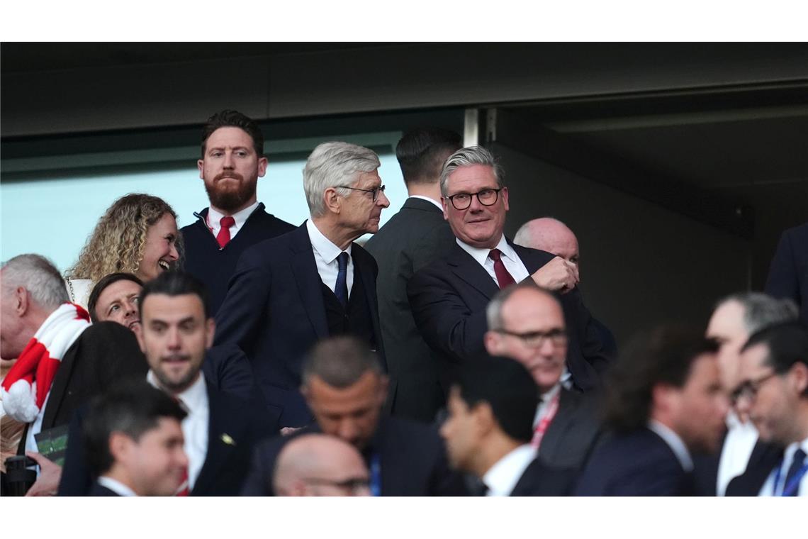 Frust, Ärger, Enttäuschung: Arsenal und sein Verlierer-Image Arsenals Trainer-Legende Arsene Wenger und der britische Premierminister Sir Keir Starmer (hinten,r)
