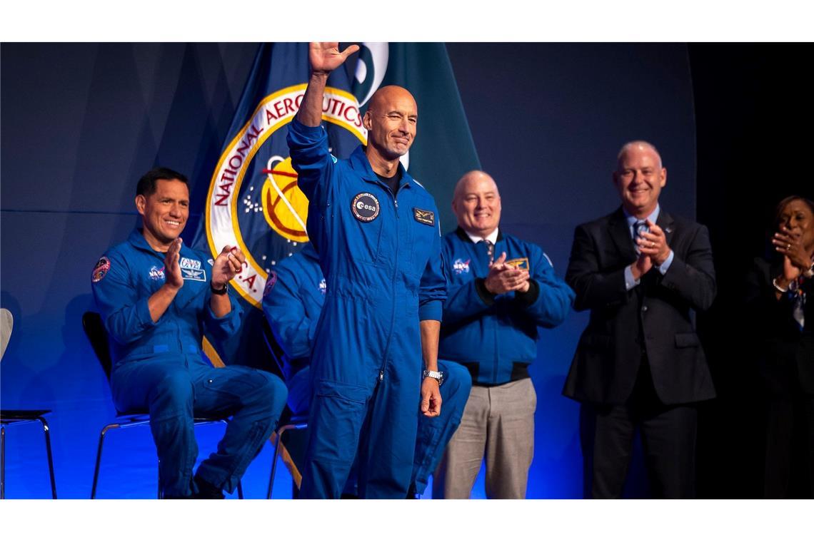 Artemis III-Besatzungsmitglied Luca Parmitano grüßt während einer Pressekonferenz im Johnson Space Center.