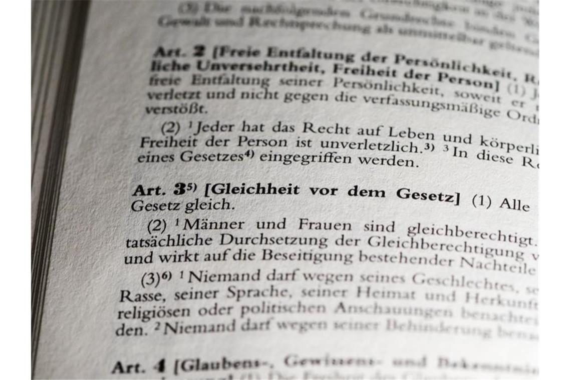 „Rasse“ raus aus dem Grundgesetz? Widerstand in der Union Artikel 3 des Grundgesetzes über Gleichheit vor dem Gesetz. Foto: Jens Kalaene/dpa-Zentralbild/dpa