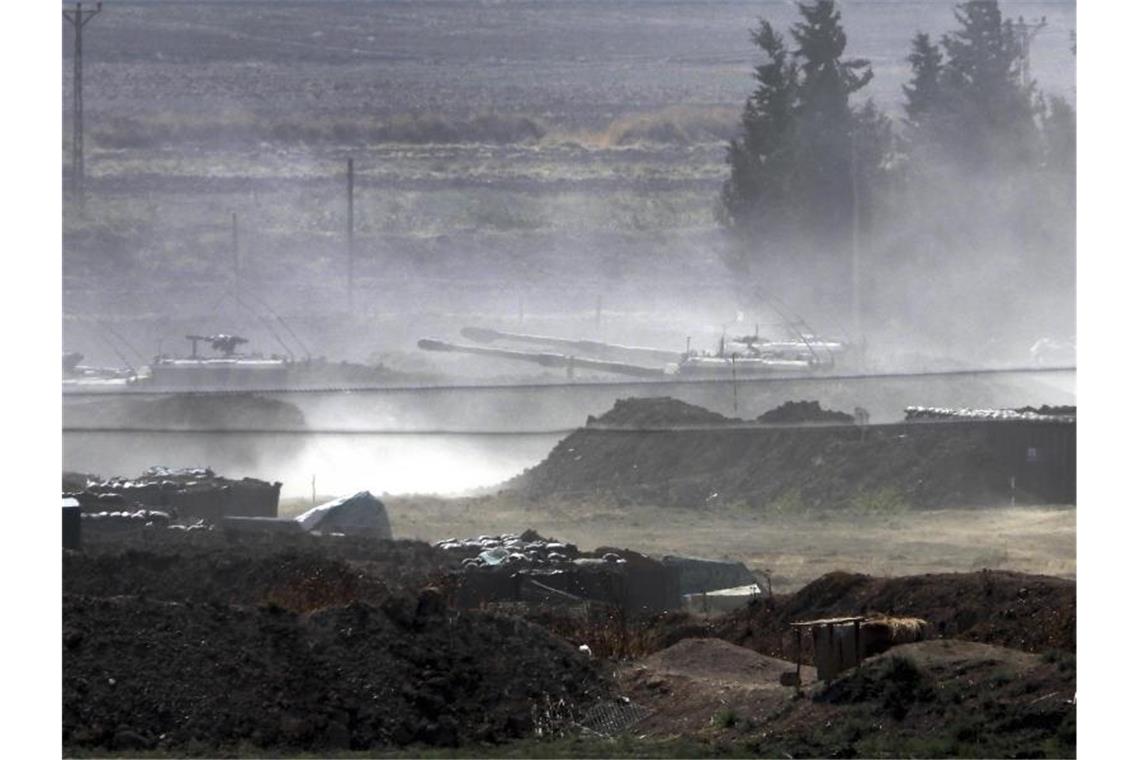Artilleriegeschütze der türkischen Streitkräfte werden in der Provinz Sanliurfa an ihre neuen Positionen nahe der Grenze zu Syrien gebracht. Foto: Uncredited/DHA via AP/dpa