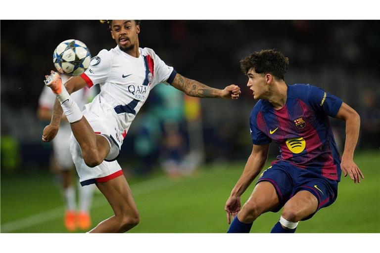 Artistisch: Bradley Barcola gewinnt mit Paris Saint-Germain verdient beim FC Barcelona.