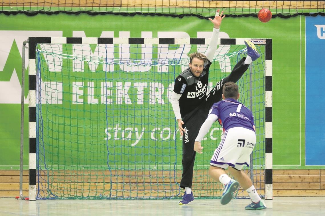 Artistische Einlage: HCOB-Keeper Felix Beutel entschärfte einen Siebenmeter und glänzte auch sonst mit vielen weiteren Paraden.Foto: A. Becher