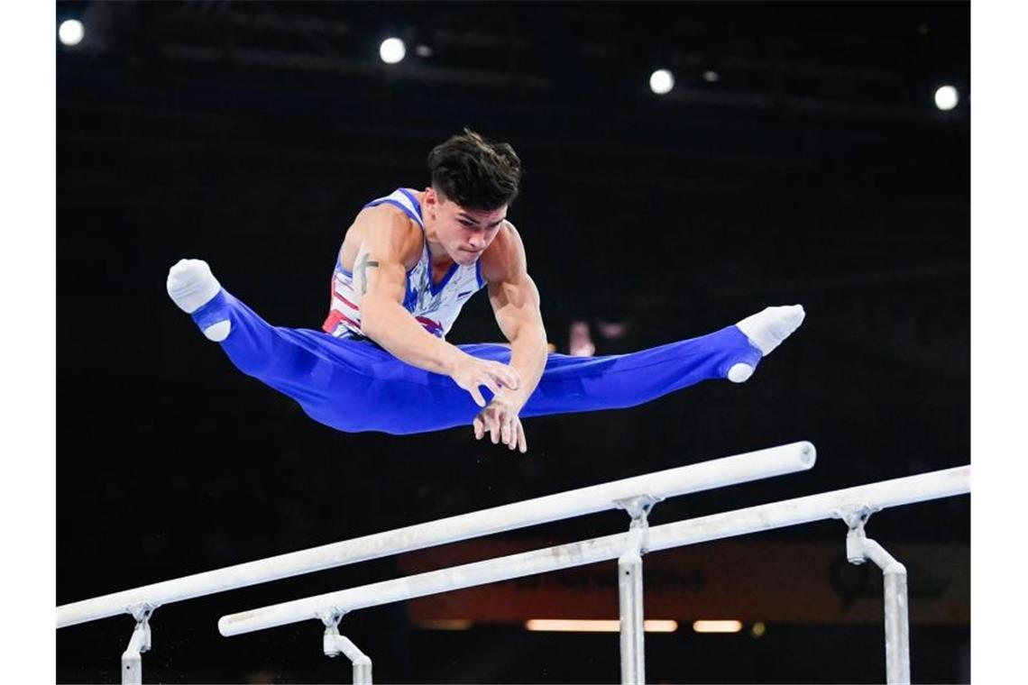Russlands Turner nach 28 Jahren Mannschafts-Weltmeister Artur Dalalojan aus Russland turnt am Barren. Foto: Tom Weller/dpa