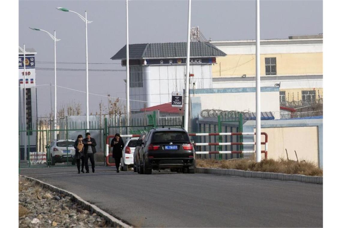 „Artux City Vocational Skills Education Training Service Center“ in der westchinesischen Region Xinjiang. Der US-Zoll hat chinesische Produkte aus menschlichem Haar beschlagnahmt, die in Zwangsarbeit hergestellt worden sein sollen. Foto: Ng Han Guan/AP/dpa