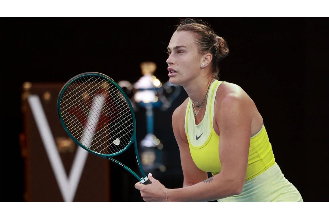 Laura Siegemund verliert deutsches Marathon-Duell Aryna Sabalenka (27 Jahre alt, WTA-Rang 1): Mit ihren Aufschlägen überschreitet die Belarussin häufig die 190 Stundenkilometer-Marke. Auf dem Court ist Sabalenka eine Naturgewalt – und setzt kompromisslos auf Angriff. Drei Grand-Slam-Titel stehen in der Vita der 27-Jährigen aus Minsk. Auch in Stuttgart erreichte Sabalenka bereits dreimal in Serie das Finale, blieb aber bislang ohne Titel. Dieses Mal soll es endlich mit dem Porsche als Siegprämie klappen. An ihrer Willenskraft wird es nicht scheitern.