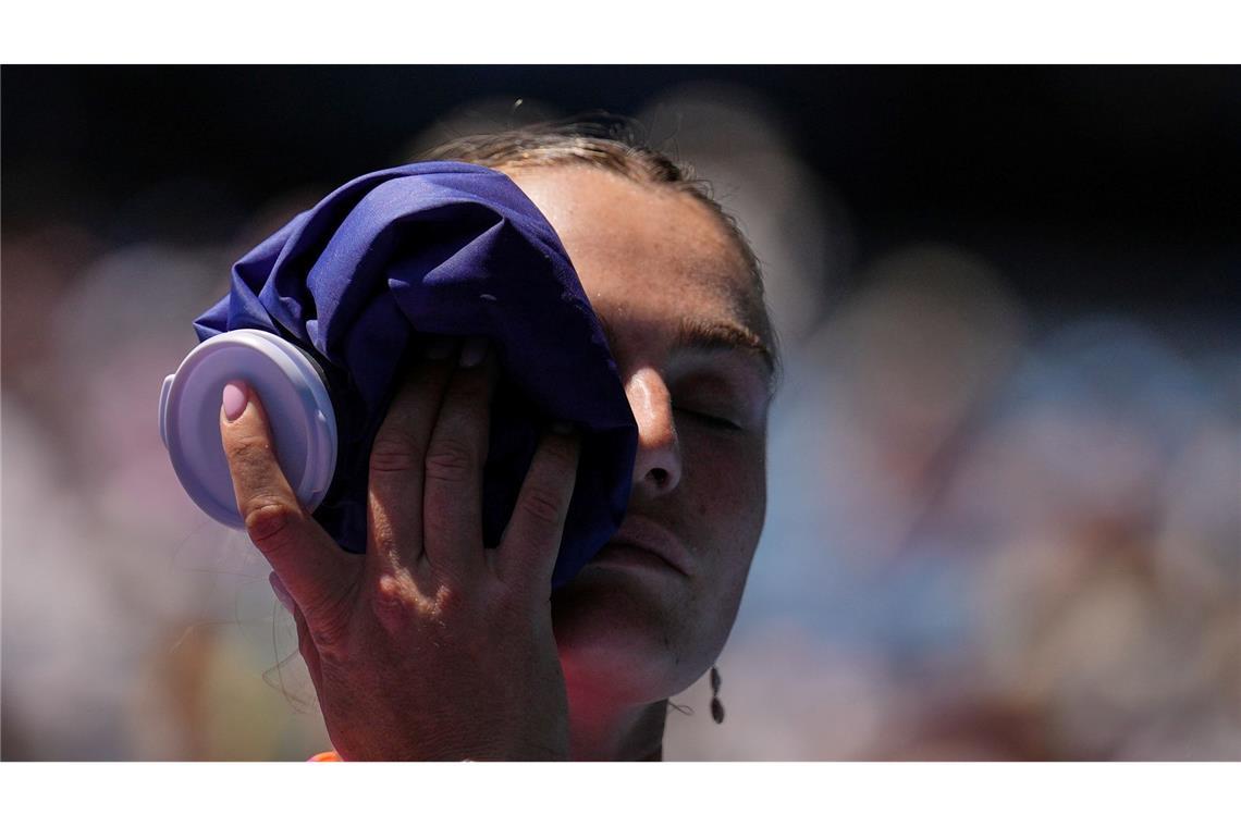 Aryna Sabalenka aus Weißrussland legt einen Eisbeutel ins Gesicht.