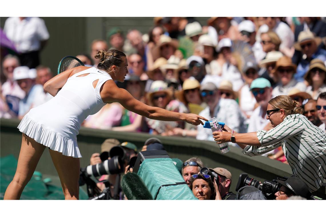 Aus für Topfavoritin: Anisimova fordert Swiatek im Finale Aryna Sabalenka bringt eine Wasserflasche und ein Kühlpack zur Tribüne, wo es einer Zuschauerin nicht gut geht.