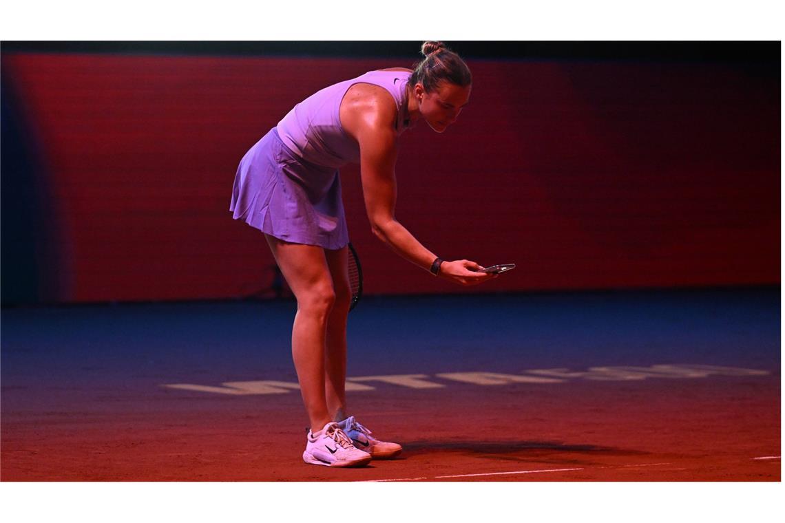 Ungewöhnlich: Aryna Sabalenka macht mitten im Match ein Beweisfoto Aryna Sabalenka macht ein Foto vom Tatort: Mit der Entscheidung der Schiedsrichterin ist sie nicht einverstanden.