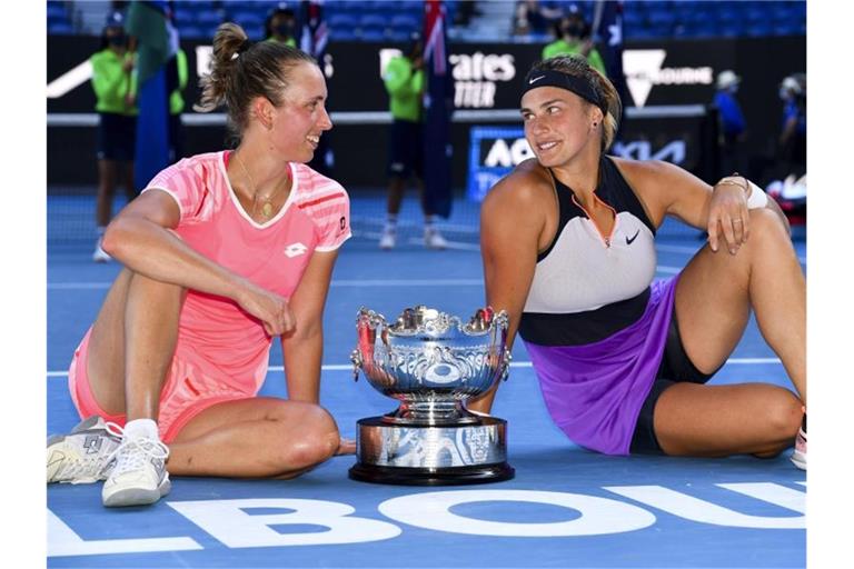 Aryna Sabalenka (r) und Elise Mertens gewannen bei den Australian Open den Doppel-Titel der Damen. Foto: Dean Lewins/AAP/dpa