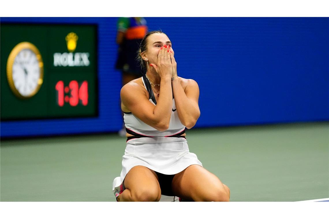 "Es ist verrückt": Sabalenka triumphiert bei den US Open Aryna Sabalenka sackte nach dem Erfolg überglücklich auf den Boden.