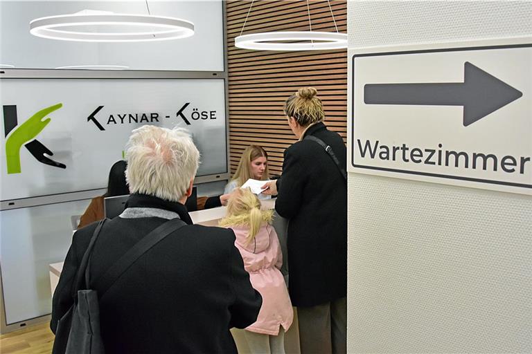 Arzthelferin Luana Adler hat wie ihre Kollegin samstags in der Praxis von Hausärztin Fatma Kaynar-Köse viel zu tun. Fotos: Tobias Sellmaier