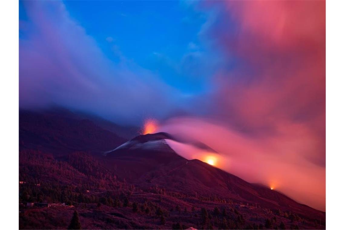 Vulkan auf La Palma fordert erstes Menschenleben Asche- und Lavawolken kommen aus dem Vulkan Cumbre Vieja. Foto: Kike Rincón/EUROPA PRESS/dpa