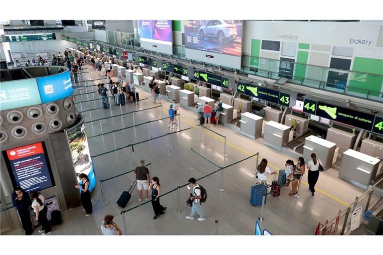 Aschewolken hatten den Flugbetrieb am Flughafen Catania unweit des Ätnas lahmgelegt. Nach den erheblichen Einschränkungen wegen des Ausbruchs läuft der Flugbetrieb am Flughafen inzwischen wieder weitgehend normal.