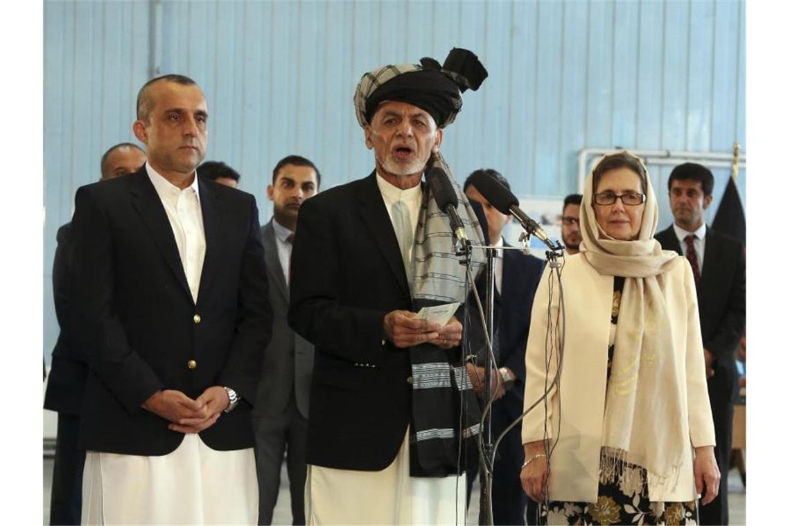 Aschraf Ghani (M), Präsident von Afghanistan, spricht nach der Stimmabgabe in der Amani High School. Foto: Rahmat Gul/AP