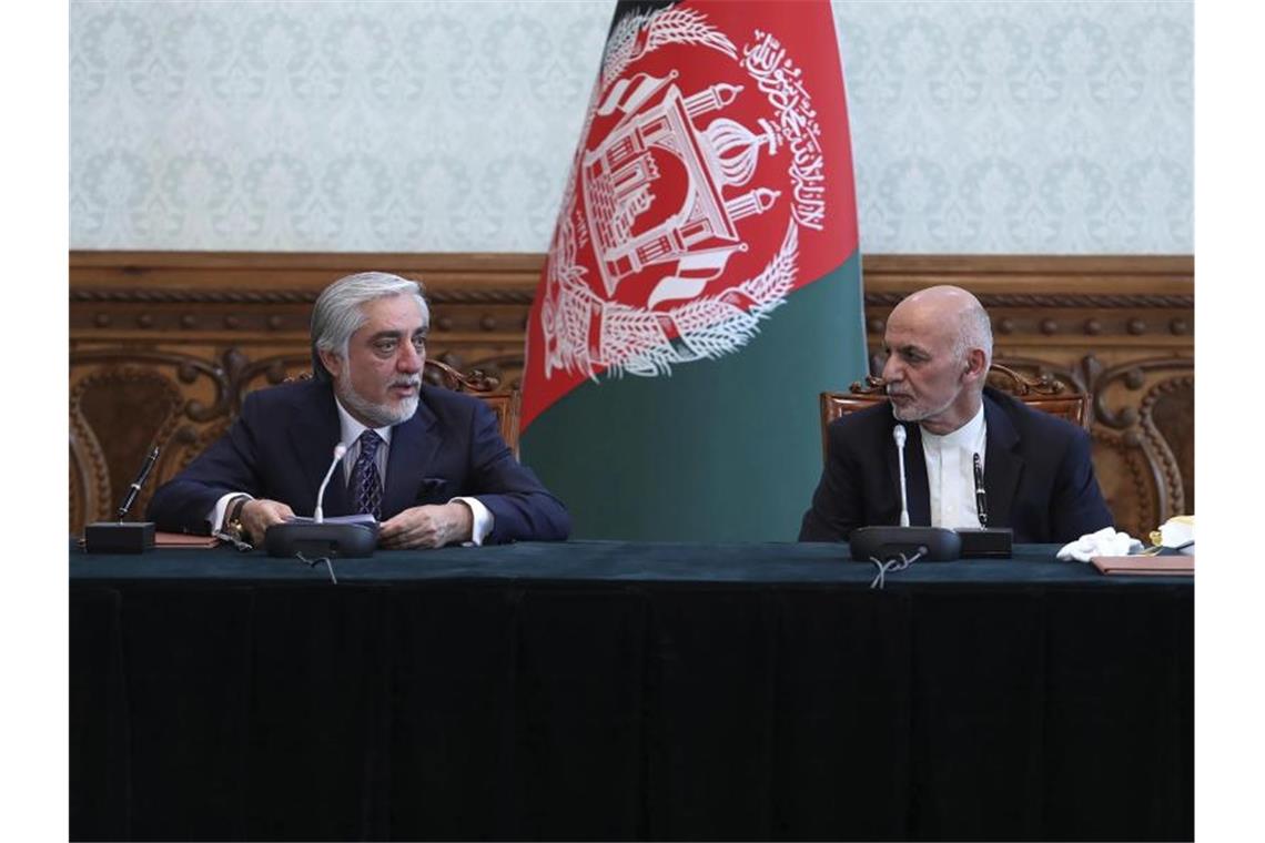 Politische Rivalen in Afghanistan vereinbaren Machtteilung Aschraf Ghani (r) und Abdullah Abdullah (l) im Präsidentenpalast in Kabul. Foto: Office of the President of Afghanistan/AP/dpa