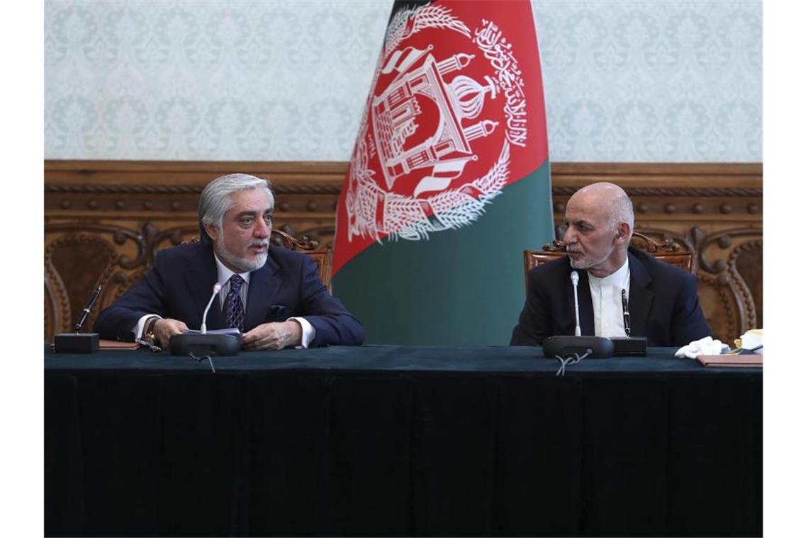 Aschraf Ghani (r) und Abdullah Abdullah (l) im Präsidentenpalast in Kabul. Foto: Office of the President of Afghanistan/AP/dpa