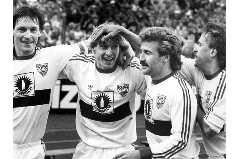 Asgeir Sigurvinsson (l), Fritz Walter (2.v.r.) und Günther Schäfer (r) gratulieren Torjäger Klinsmann. Foto: Norbert Försterling/dpa