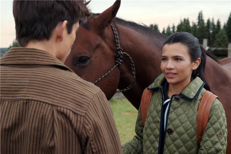 Ashby Gentry als Alex und Nikki Rodriguez als Jackie.