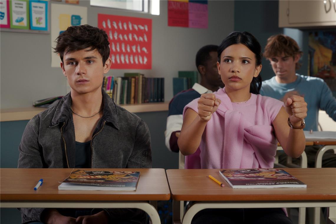 Ashby Gentry als Alex und Nikki Rodriguez als Jackie.
