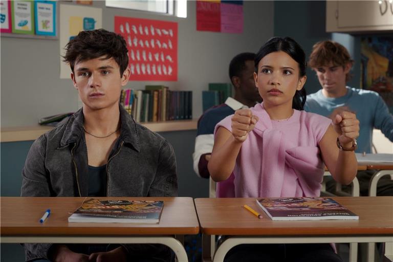 Ashby Gentry als Alex und Nikki Rodriguez als Jackie.