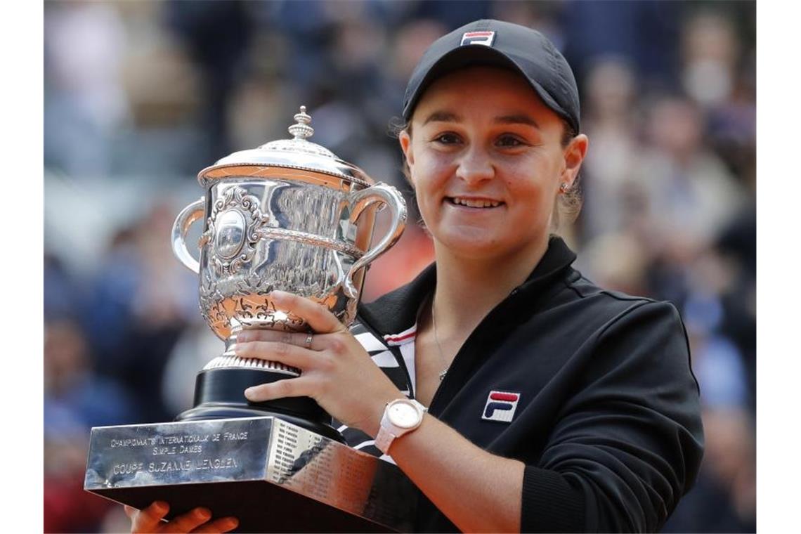 Ashleigh Barty aus Australien hält 2019 die Trophäe nach ihrem Sieg bei den French-Open. Foto: Christophe Ena/AP/dpa