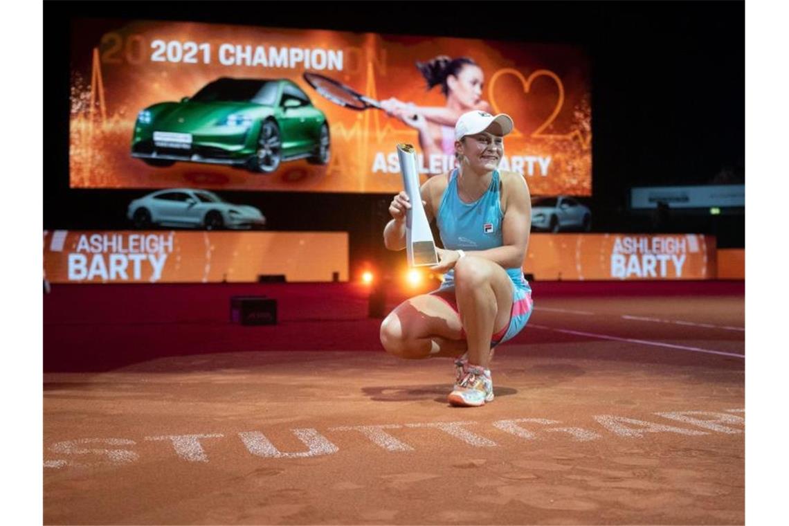 Ashleigh Barty bejubelt ihren Sieg mit dem Pokal. Foto: Marijan Murat/dpa-Pool/dpa