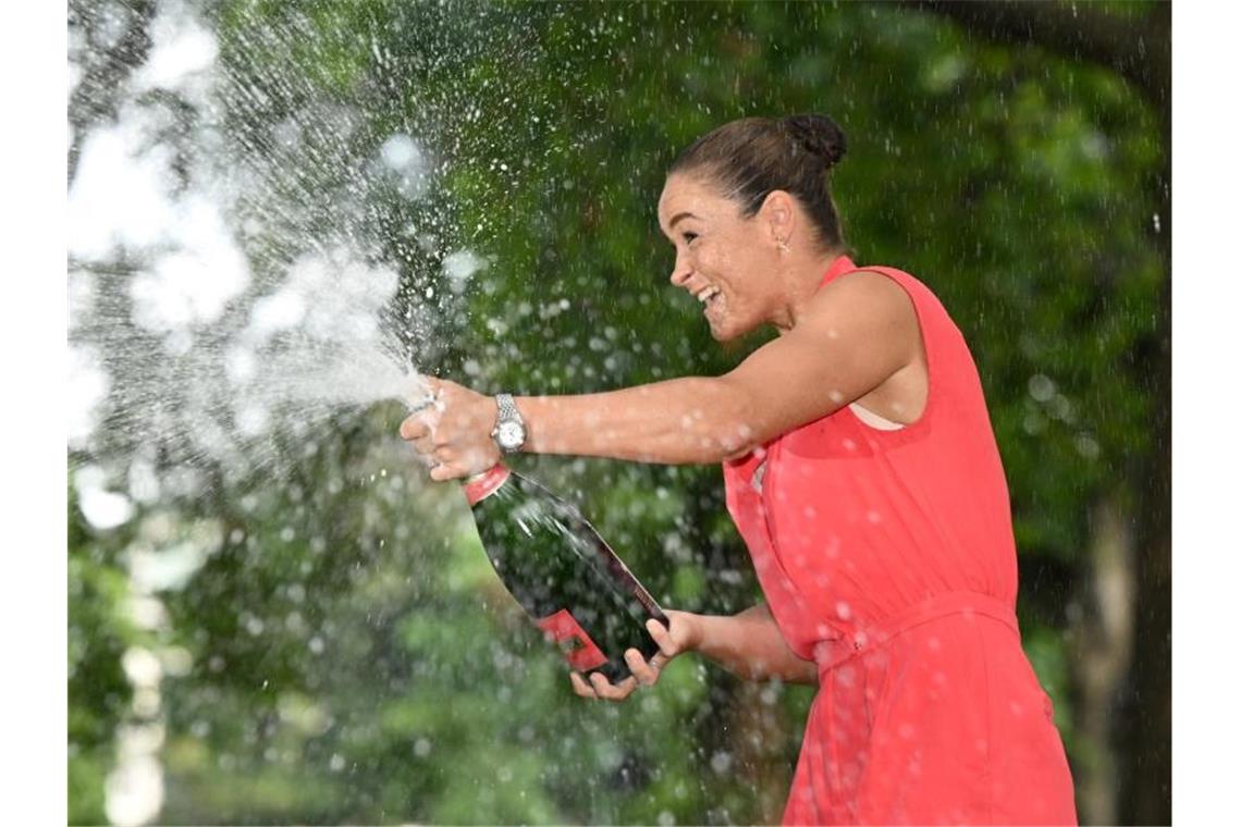 „Barty-Party“: Australien feiert Barty für Titel Ashleigh Barty feiert einen Tag nach ihrem Sieg im Damen-Finale der Australian Open mit Champagner während eines Fototermins. Foto: Dave Hunt/AAP/dpa