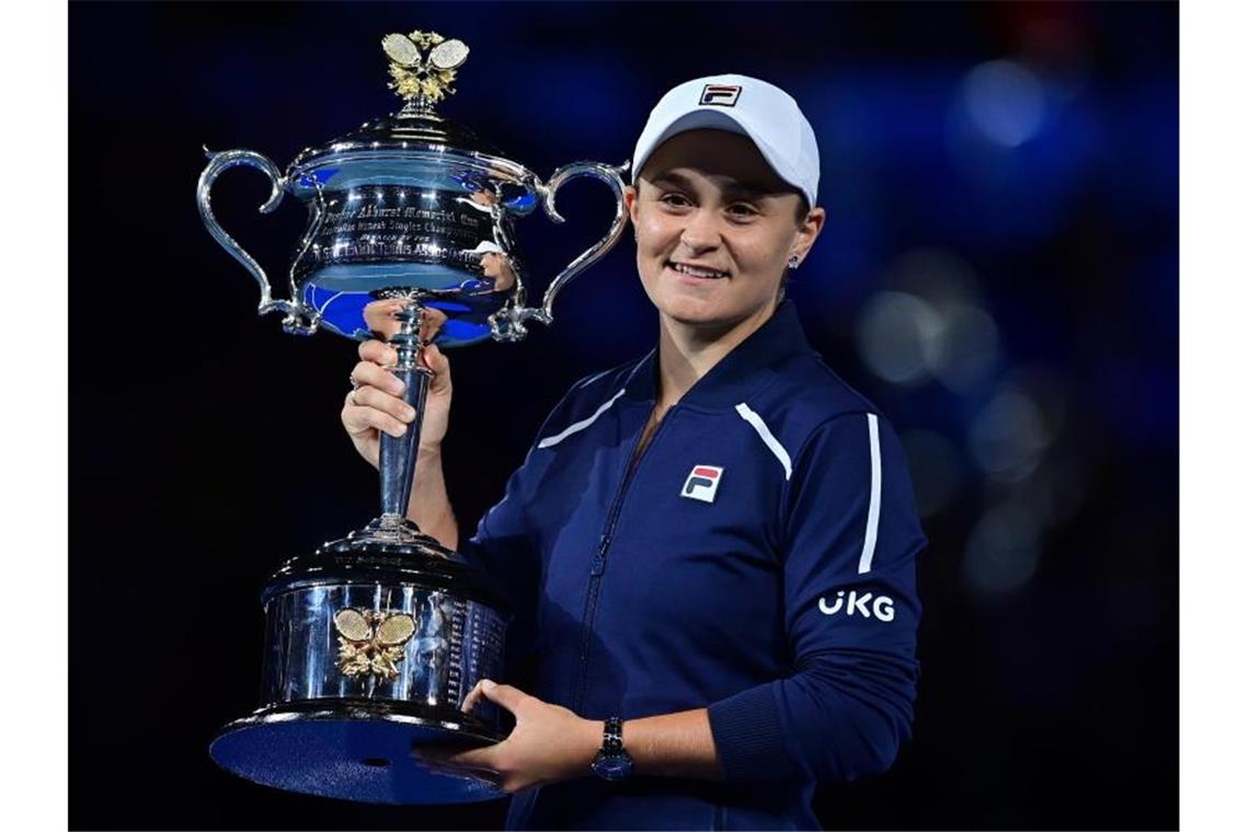 Nach 44 Jahren: Barty kürt sich zur Australian-Open-Siegerin Ashleigh Barty hält den Siegerpokal. Sie ist die erste heimische Australian-Open-Siegerin seit 1978. Foto: Joel Carrett/AAP/dpa
