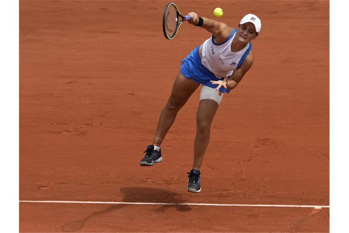 Ashleigh Barty musste in Paris verletzt aufgeben. Foto: Michel Euler/AP/dpa