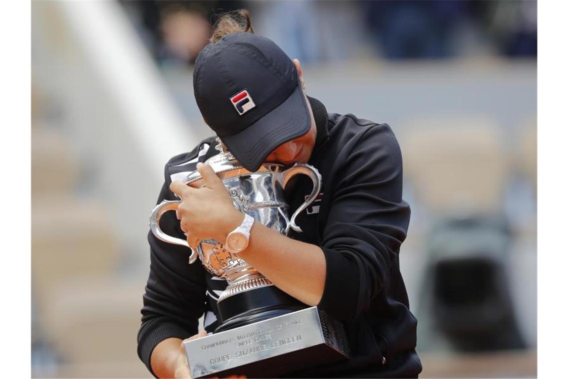 Ashleigh Barty umarmt ihren ersten Grand-Slam-Pokal. Foto: Michel Euler/AP