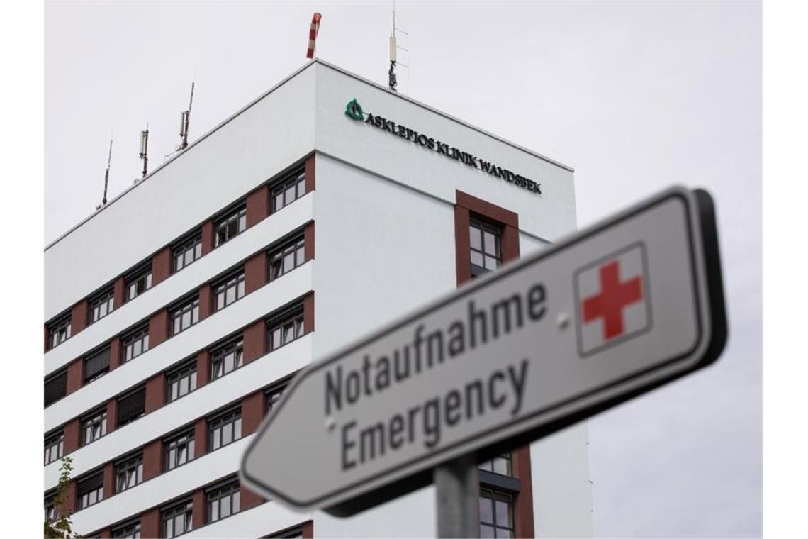 Asklepios sichert sich knappe Mehrheit an Rhön-Klinikum Asklepios-Klinik in Hamburg-Wandsbek: Die Klinikkette steht vor einer erfolgreichen Übernahme des Konkurrenten Rhön-Klinikum. Foto: Christian Charisius/dpa