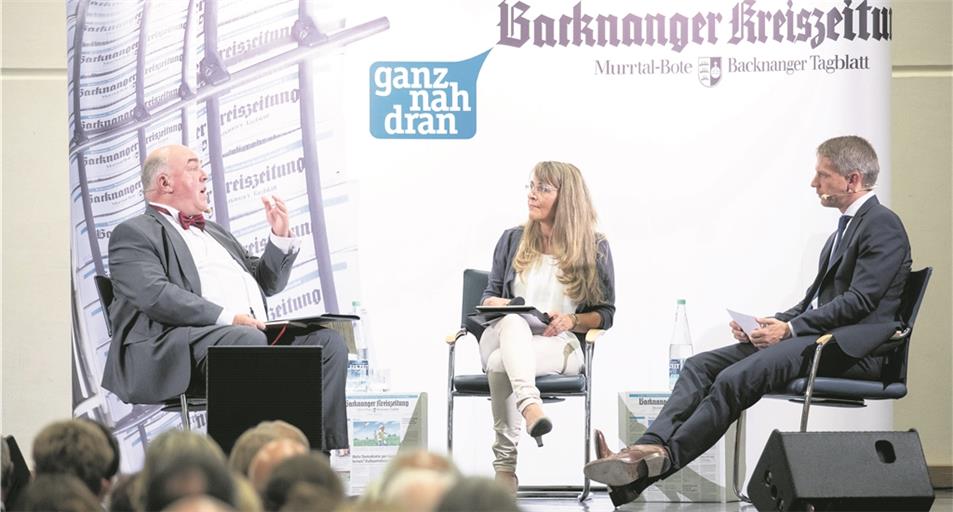 ASPACH (inf). Mehrere hundert Besucher sind gestern Abend zum BKZ-Wahlpodium in der Hardtwaldhalle in Kleinaspach gekommen, um zwei der Kandidaten zur Bürgermeisterwahl in Aspach näher kennenzulernen. Sabine Welte-Hauff, 53-jährige Bauamtsleiterin der Gemeinde, und Wolfgang Schopf, 61-jähriger Pensionär und Sprecher der SPD-Gemeinderatsfraktion, stellten sich den Fragen von Redaktionsleiter Kornelius Fritz (rechts). Die weiteren Bewerber Fridi Müller und Udo Wruck hatten abgesagt. Diskutiert wurden die Themenkomplexe Ortsentwicklung/Verkehr, Wohnen/Infrastruktur, Sonnenhof und Bürgerbeteiligung/Bürgerservice. So ging es etwa um die Frage, was die Kandidaten als Rathauschefs tun würden, um dem Mangel an bezahlbarem Wohnraum beizukommen. Auch das Schicksal der örtlichen Schulen und die Stärkung der Feuerwehr waren Themen. In der lebhaften und auch unterhaltsamen Diskussion zeigten sich nicht nur Unterschiede, sondern bisweilen auch Gemeinsamkeiten. Auch zahlreiche Bürger kamen mit ihren Anliegen zu Wort, wobei es um ökologisches Bauen ebenso ging wie um die Radwege. Impressionen von der Veranstaltung gibt es ab heute Mittag im Video auf www.bkz-online.de und auf der Facebook-Seite der Backnanger Kreiszeitung. Ausführliche Berichterstattung folgt. Foto: A. Becher
