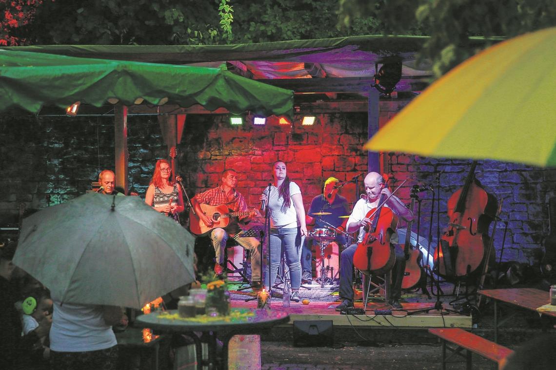 Musikalischer Abend mit Flair trotz Regenschauer