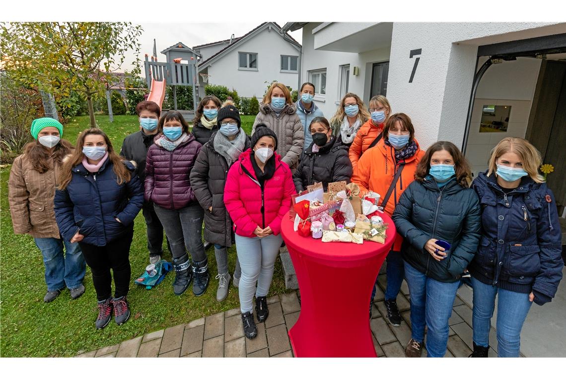 Aspacher Frauen, die nicht auf Adventsfreuden von außen warteten, sondern sich selbst und andere beschenkten. Foto: A. Becher