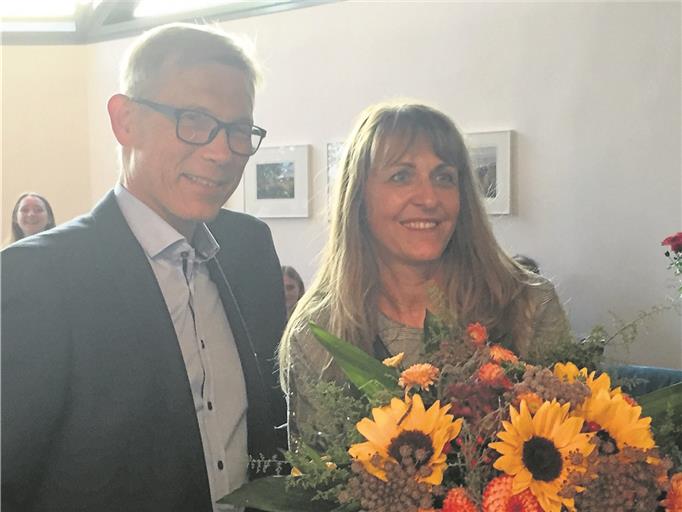 Aspachs Bürgermeister Hans-Jörg Weinbrenner gratuliert seiner frisch gewählten Nachfolgerin