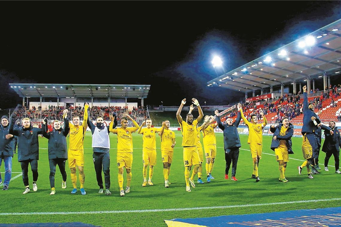 Aspachs Fußballer bejubelten in Zwickau einen nicht unverdienten 1:0-Sieg. Gemeinsam wehrte die SG Sonnenhof alle Zwickauer Angriffsversuche ab und hielt den Laden hinten dicht. Foto: F. Kruczynski