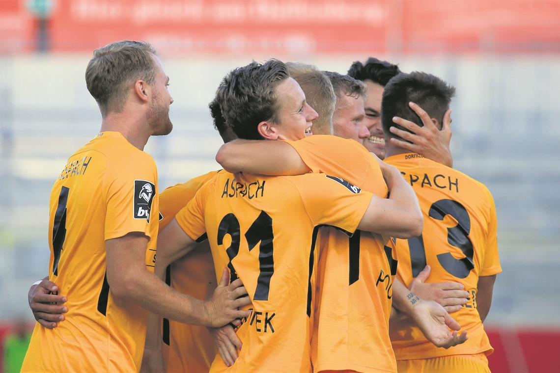 Aspachs Fußballer sorgten mit dem 3:0 in Würzburg für großen Jubel bei allen Beteiligten. Nach dem ersten Saisonsieg geht der Drittligist aus dem Fautenhau selbstbewusst ins zweite Heimspiel. In dem wartet mit dem früheren DFB-Pokalsieger Uerdingen aber ein dicker Brocken. Foto: A. Becher