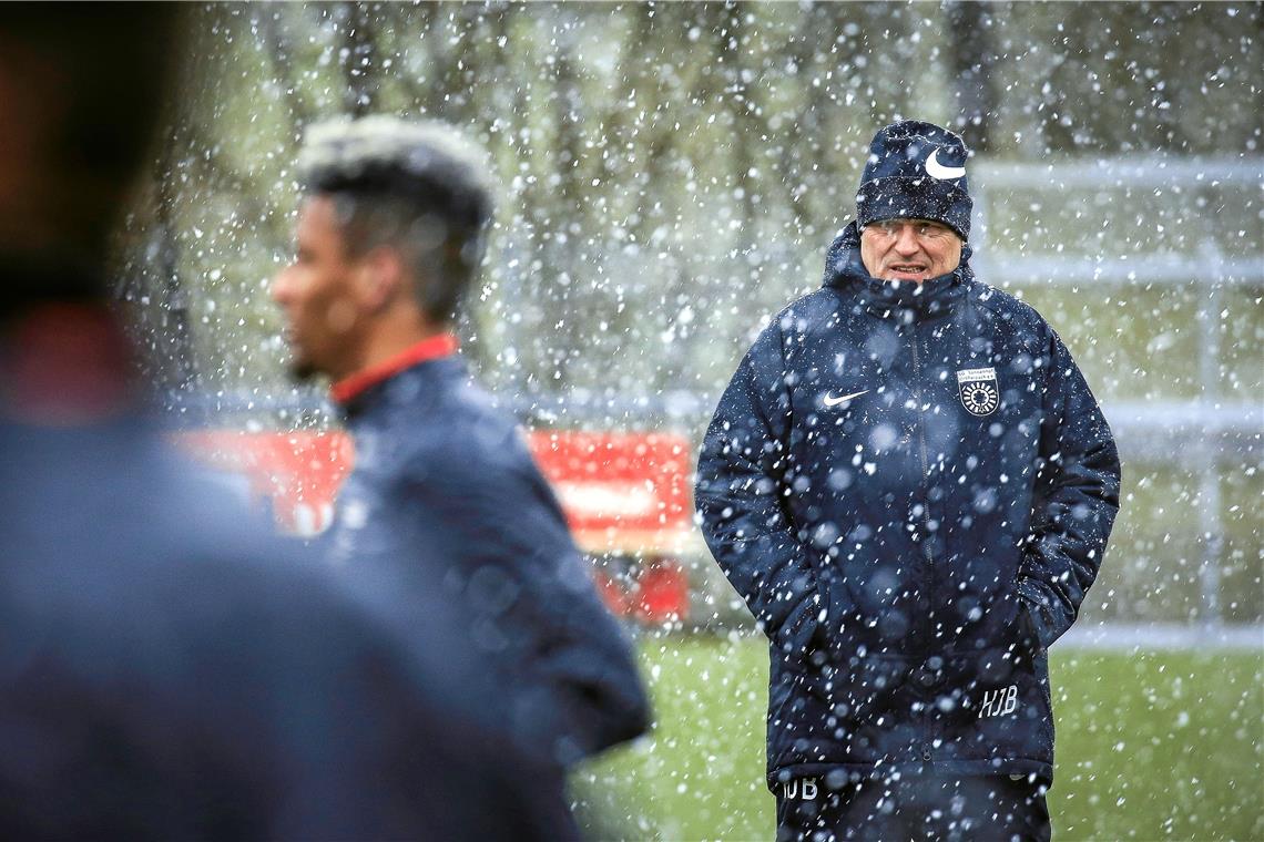 Aspachs neuer Trainer Hans-Jürgen Boysen verschafft sich derzeit erst noch den Durchblick, wen er im Abstiegskampf brauchen kann. Foto: A. Becher