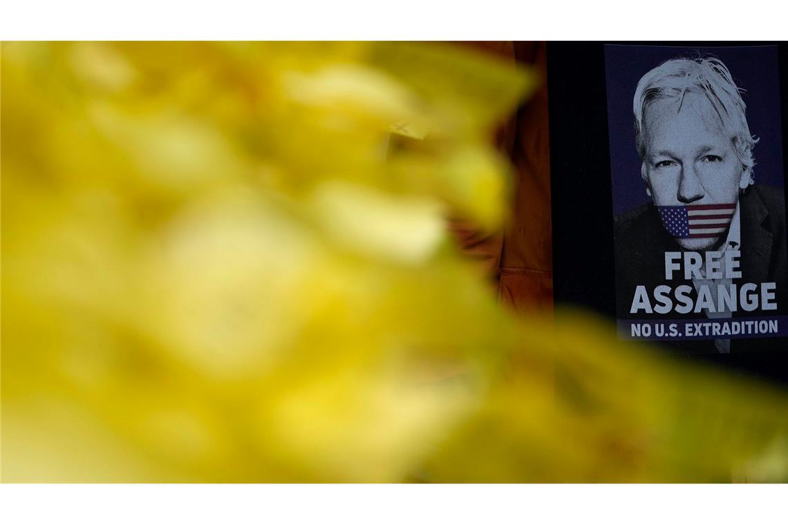 Assange wird vorgeworfen, geheimes Material gestohlen, veröffentlicht und damit das Leben von US-Informanten in Gefahr gebracht zu haben.