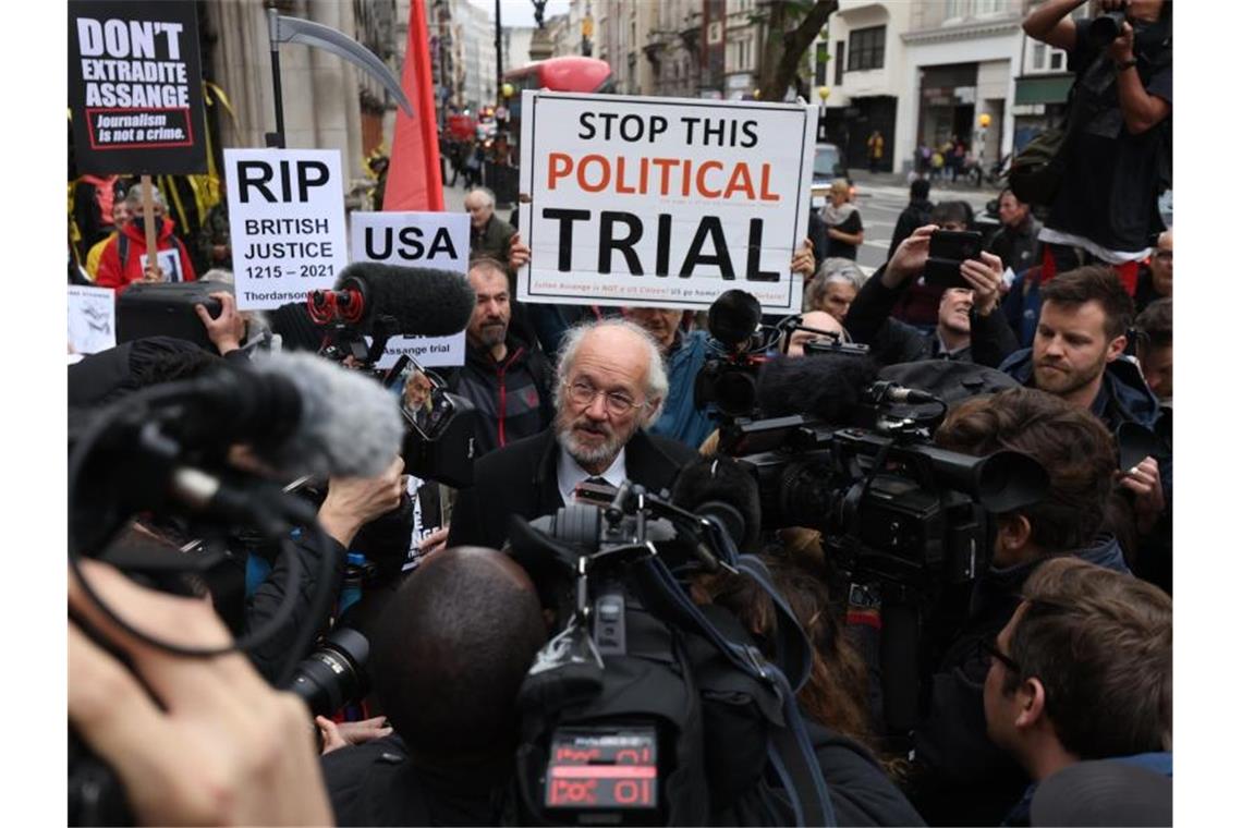 Assanges Vater John Shipton (M) wird vor dem Gerichtsgebäude von Journalisten umringt. Foto: James Manning/PA Wire/dpa