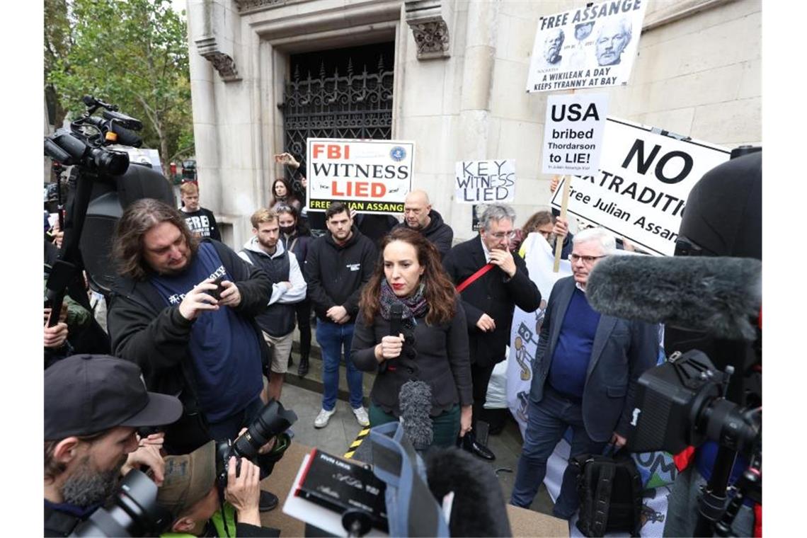 Assanges Verlobte Stella Moris (M): „Ich hoffe, die Justiz wird diesen Alptraum beenden, sodass Julian nach Hause kommen kann.“. Foto: James Manning/PA Wire/dpa