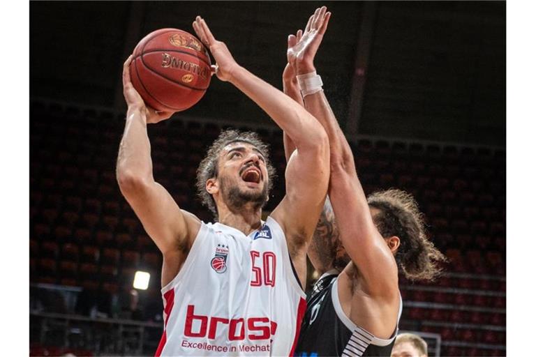 Assem Marei (l) steht mit Brose Bamberg im BBl-Viertelfinale. Foto: Tilo Wiedensohler/camera4/BBL/pool/dpa