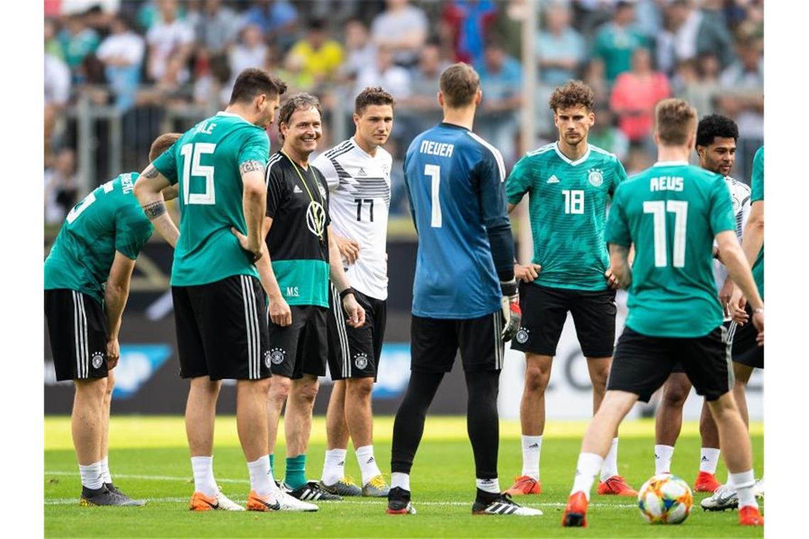 Fans sehen Tore von Reus und Sané - Sorg sucht Kroos-Ersatz Assistenztrainer Marcus Sorg (3.v.l) leitete die öffentliche Trainingseinheit in Aachen. Foto: Marius Becker