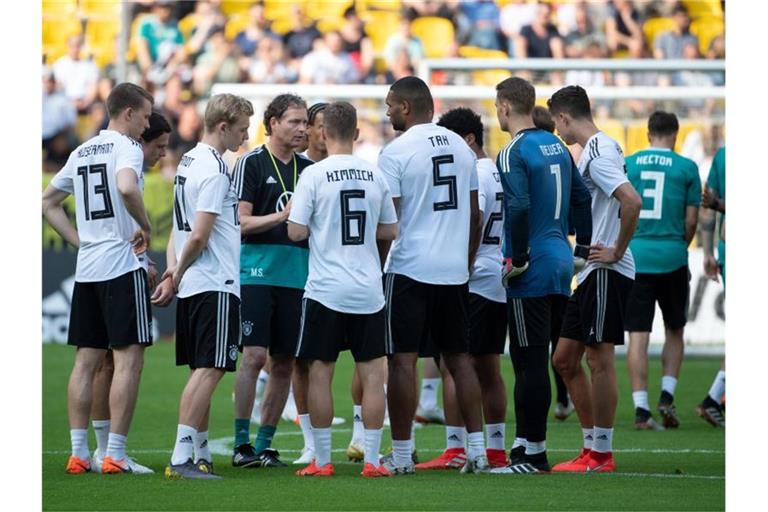 Assistenztrainer Marcus Sorg gibt während des öffentlichen Trainings der Nationalmannschaft Anweisungen. Foto: Federico Gambarini