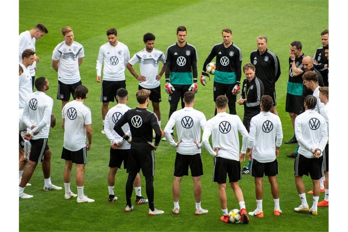 Zwei Wechsel: Goretzka und Kehrer in der Startelf Assistenztrainer Marcus Sorg (M) spricht beim Abschlusstraining zu den Spielern. Foto: Marius Becker