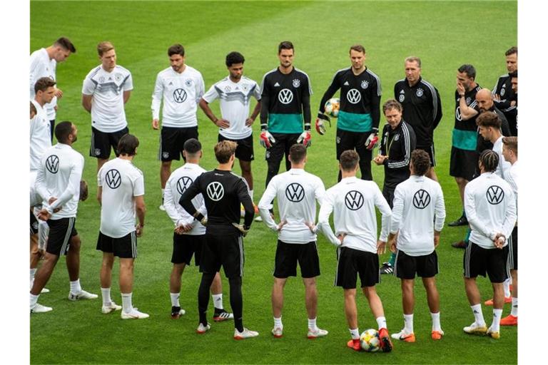 Assistenztrainer Marcus Sorg (M) spricht beim Abschlusstraining zu den Spielern. Foto: Marius Becker