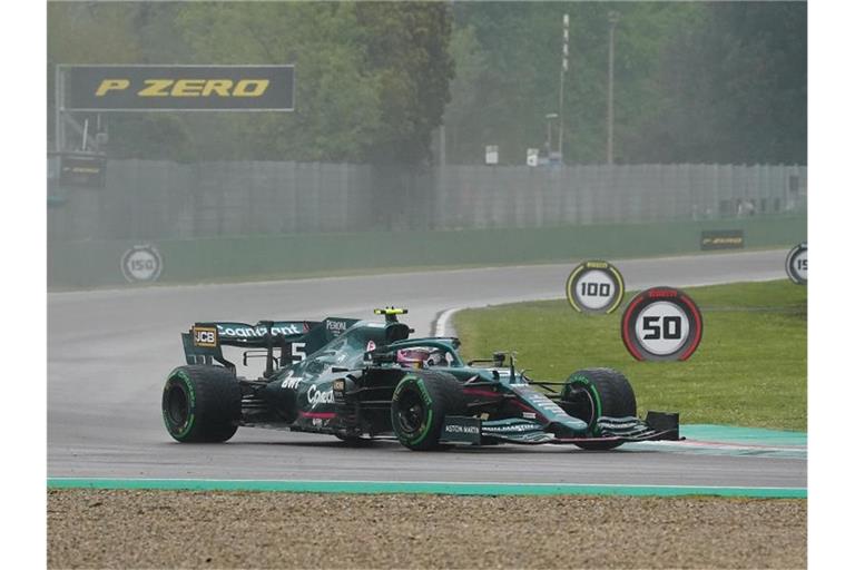 Aston Martin-Pilot Sebastian Vettel und das Team haben noch viel Arbeit vor sich. Foto: Hasan Bratic/dpa