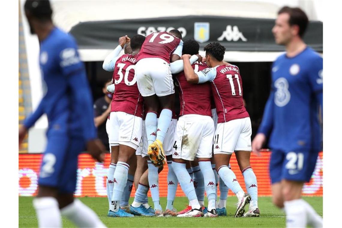 Aston Villas Bertrand Traore (verdeckt) feiert mit seinen Teamkollegen sein Tor zur 1:0-Führung gegen den FC Chelsea. Foto: Nick Potts/PA Wire/dpa